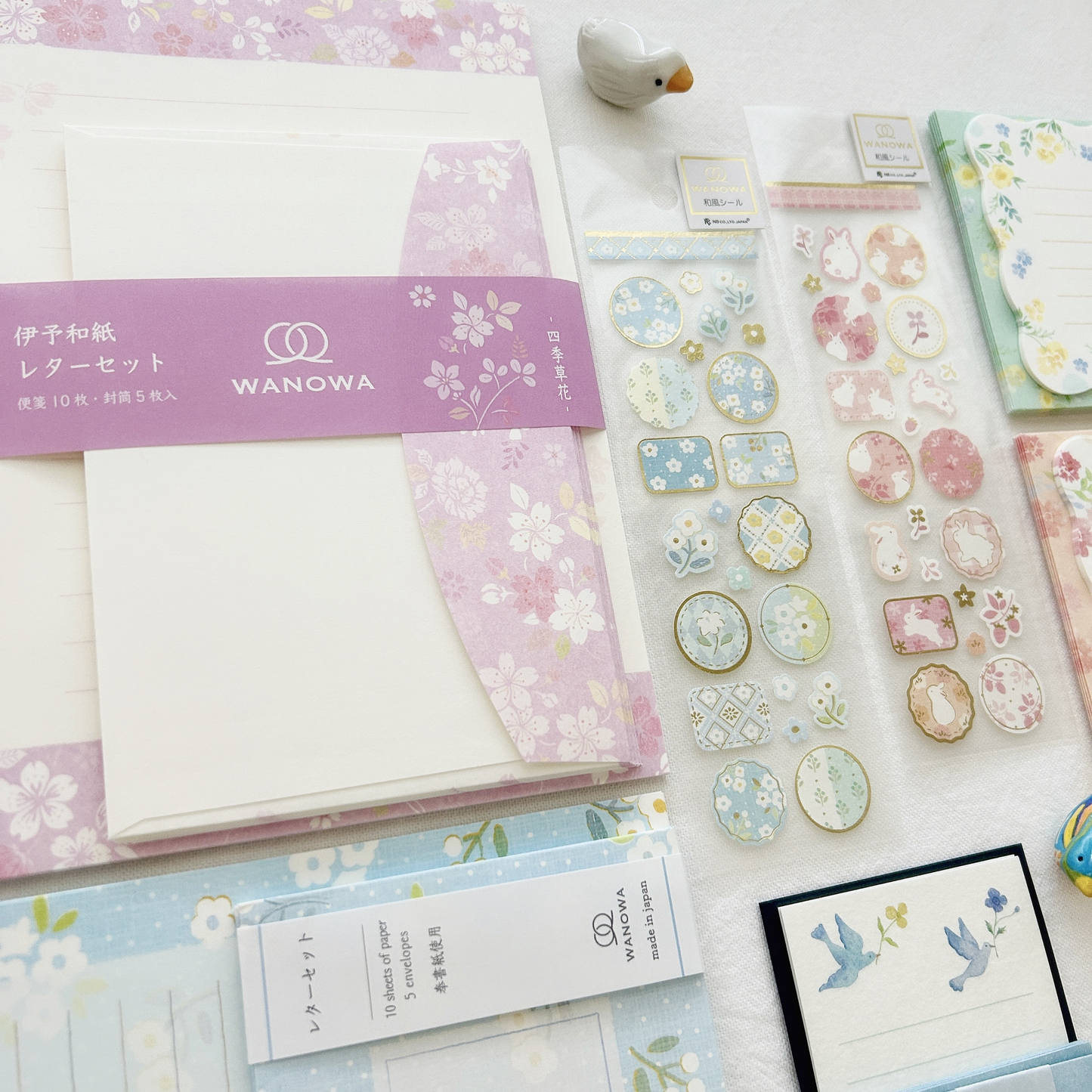 Wanowa Letterset - Flowering Plants, a beautiful Japanese stationery set featuring illustrations of vibrant blooming plants, ideal for heartfelt letters and special notes.