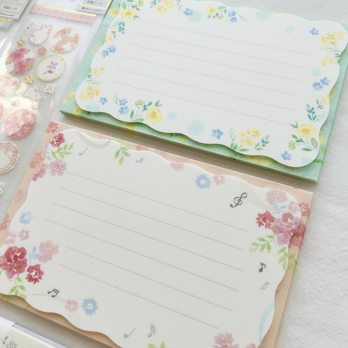 LA Letterset - a charming floral-themed stationery set adorned with delicate flower illustrations, perfect for writing letters and special notes.