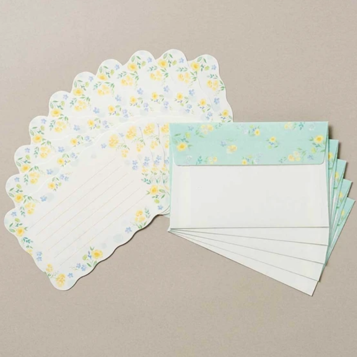 LA Letterset - Clair, a charming floral-themed stationery set adorned with delicate flower illustrations, perfect for writing letters and special notes.