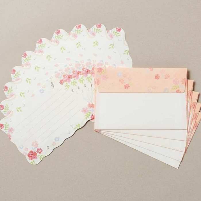 LA Letterset - Fleur, a charming floral-themed stationery set adorned with delicate flower illustrations, perfect for writing letters and special notes.