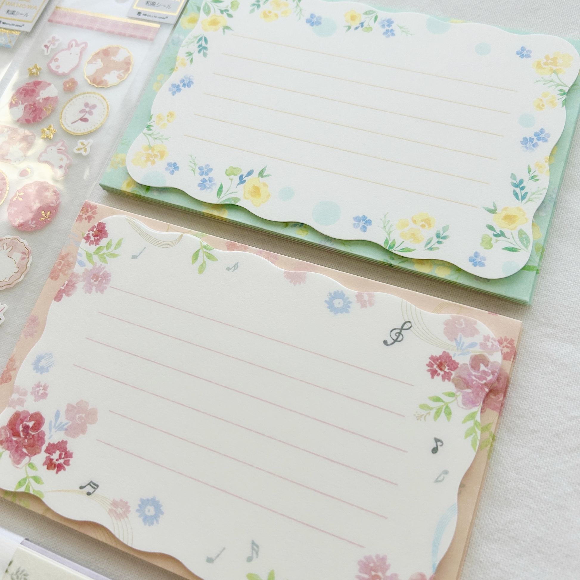 LA Letterset - a charming floral-themed stationery set adorned with delicate flower illustrations, perfect for writing letters and special notes.