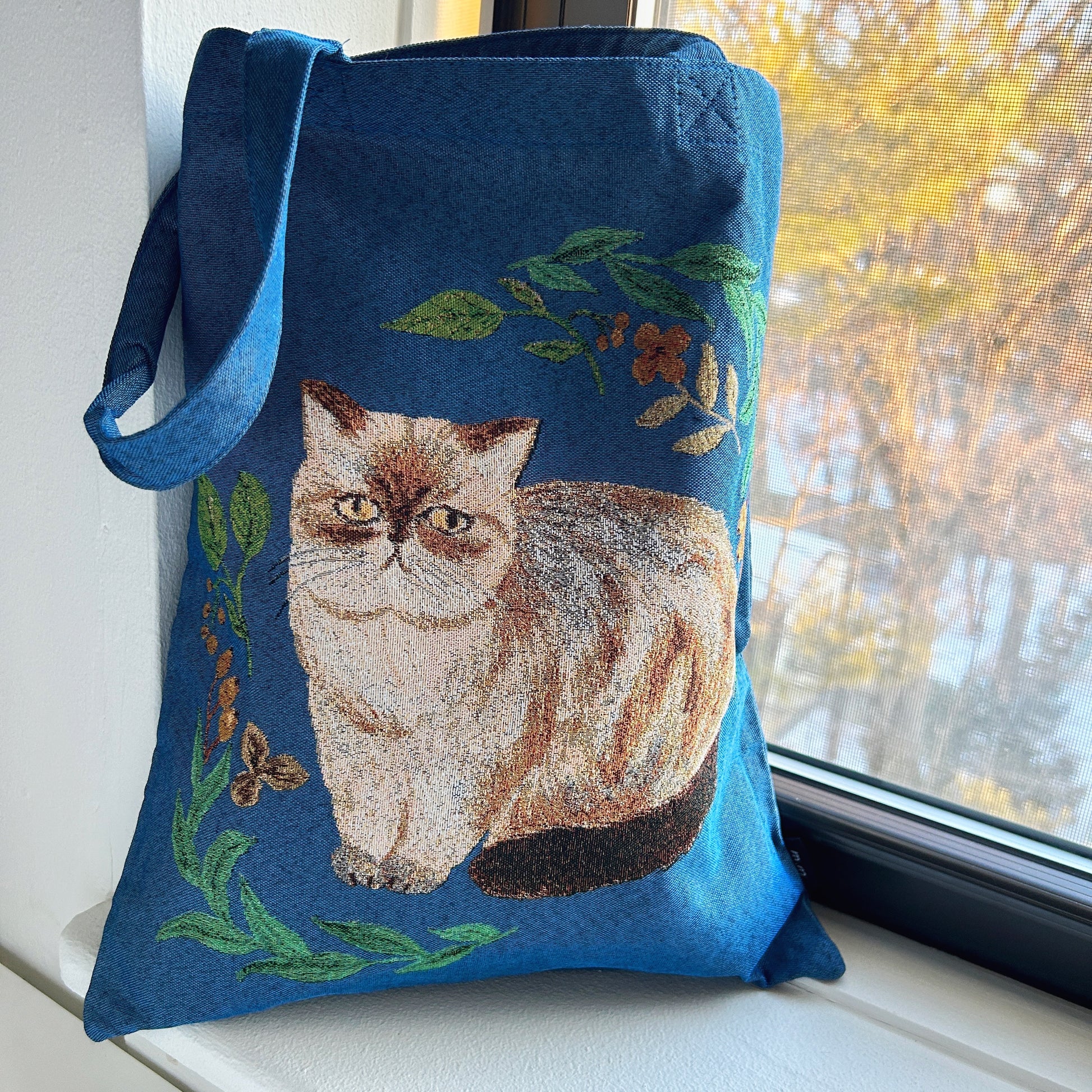 Tote bag with a cat design