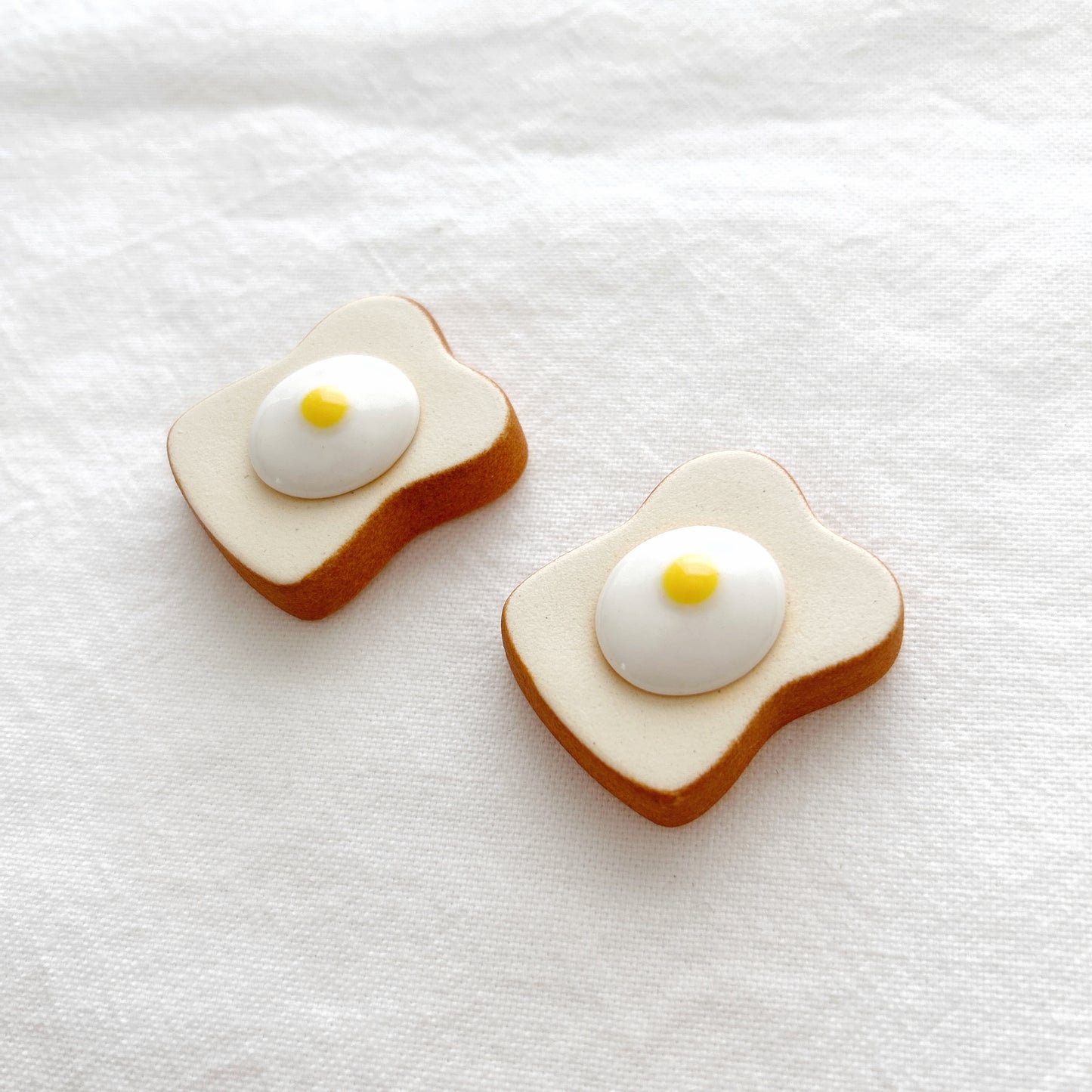 Toast with a sunny side up egg ceramic chopstick rest