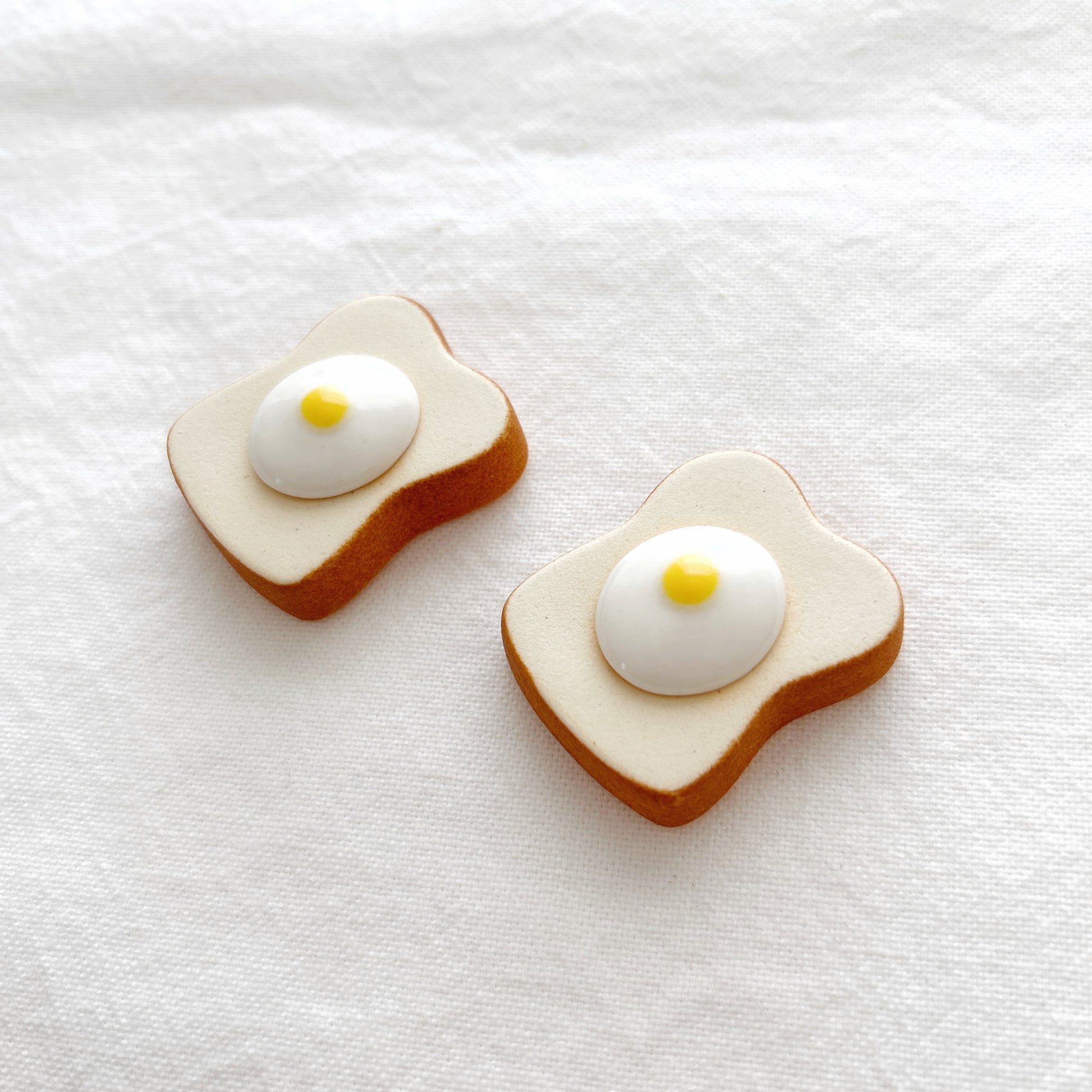 Toast with a sunny side up egg ceramic chopstick rest