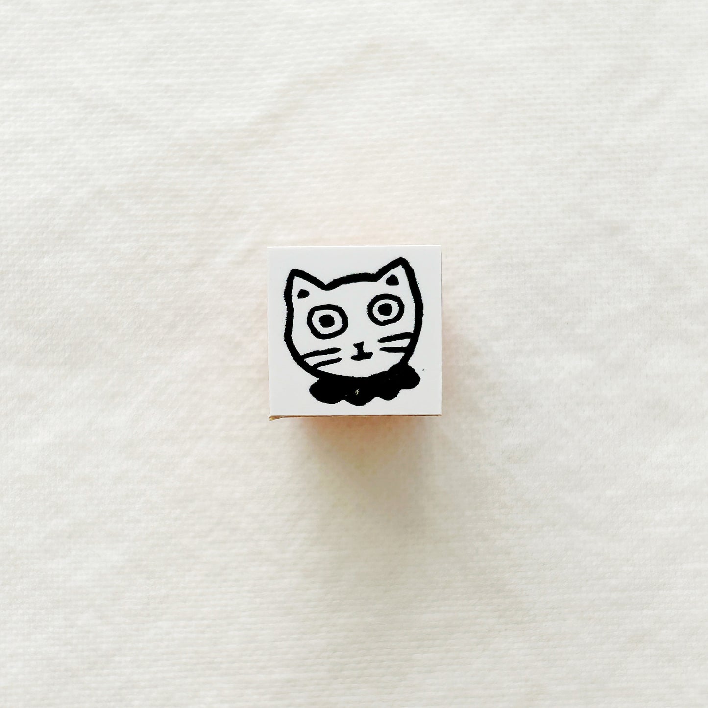 Small wooden rubber stamp of a white cat