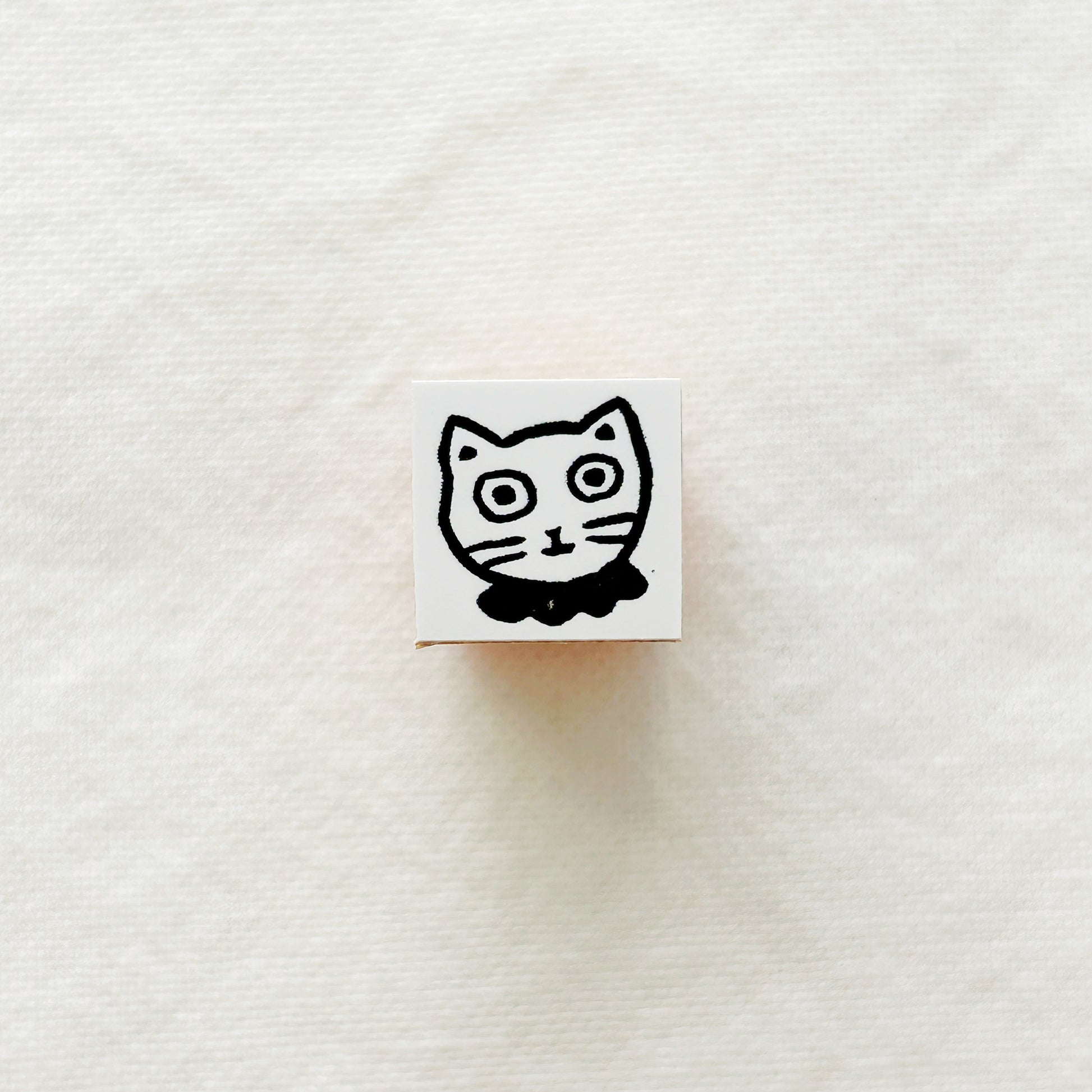 Small wooden rubber stamp of a white cat